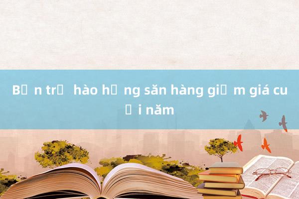 Bạn trẻ hào hứng săn hàng giảm giá cuối năm