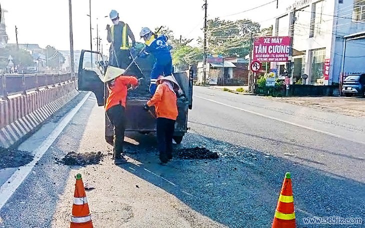 Khắc phục ổ gà， trả lại mặt đường êm thuận trên quốc lộ 1 - Ảnh 1.