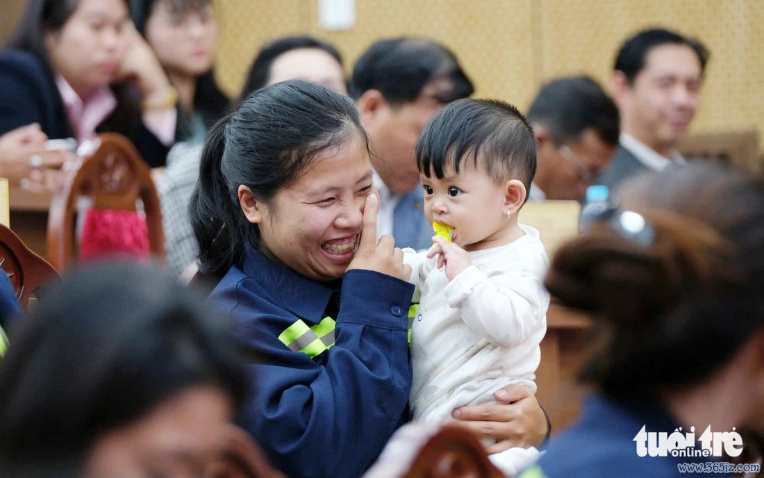 Xúc động nữ công nhân quét rác Đà Lạt ôm con nhỏ dự lễ tuyên dương - Ảnh 1.